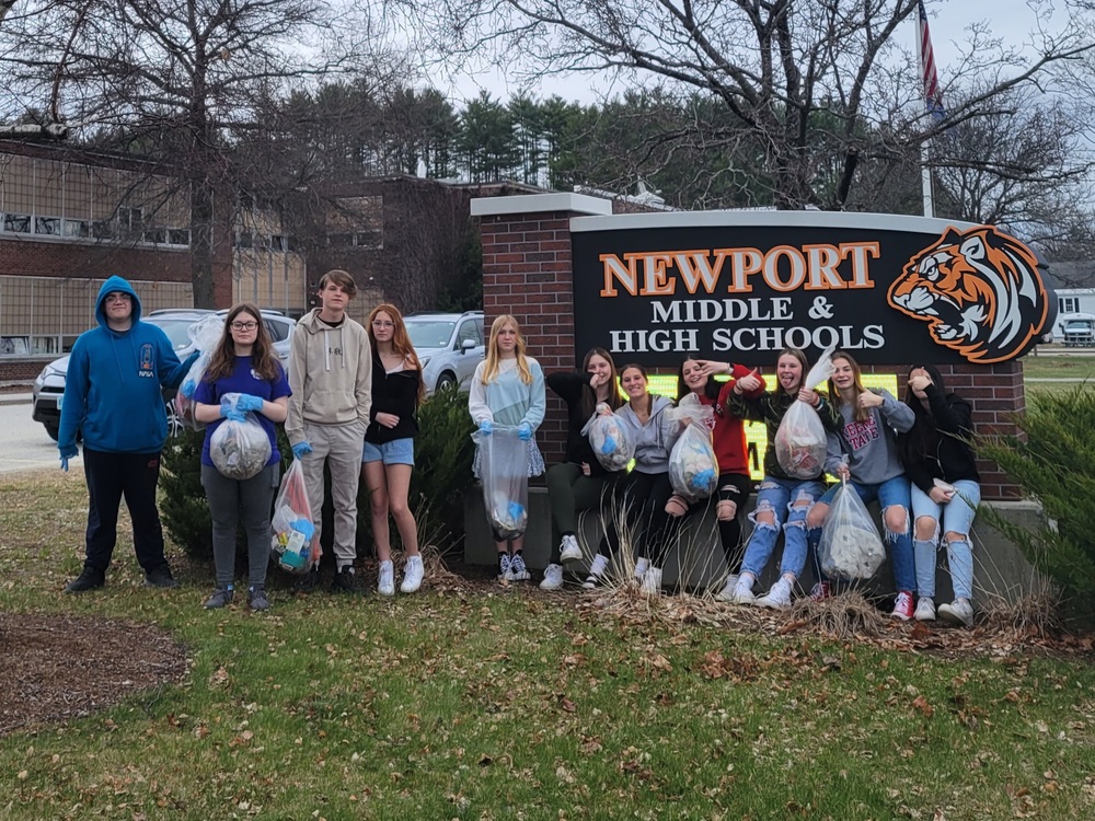 Students with trash cleaned up from campus